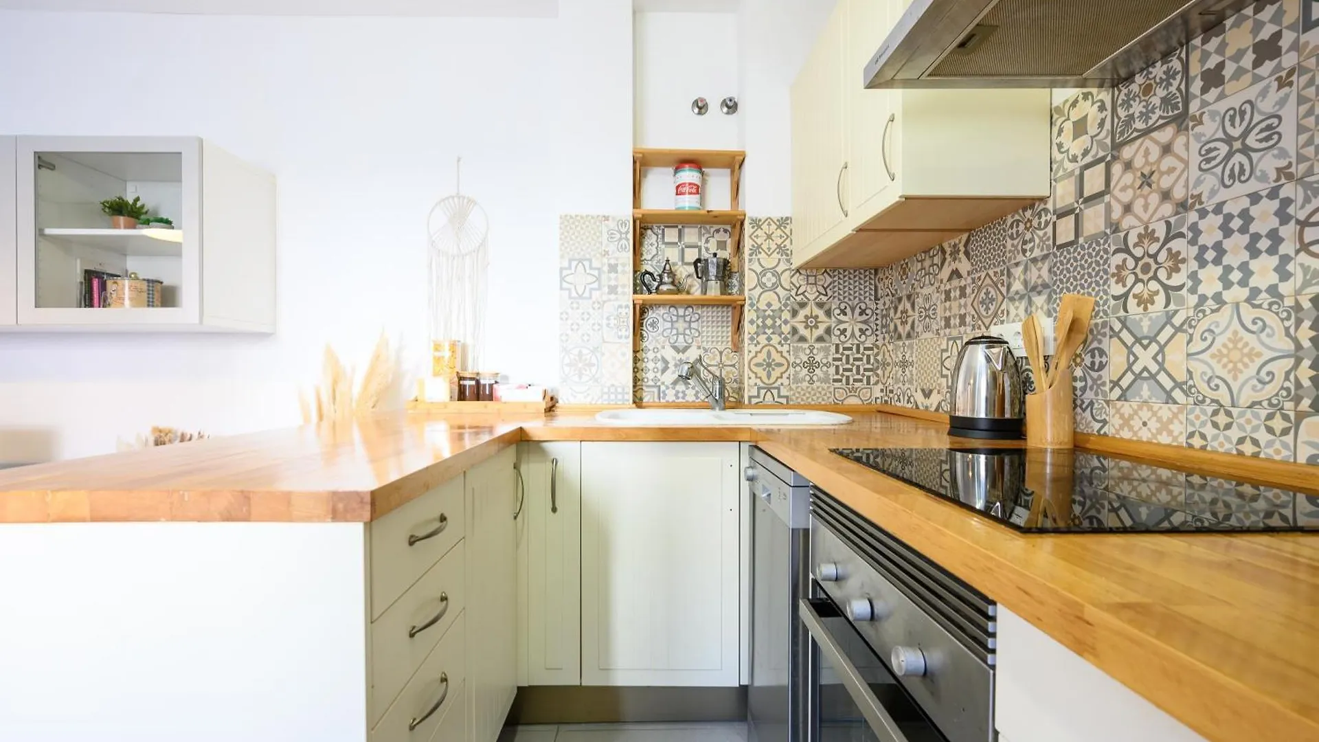 Blue Castle Guesthouse Malaga Homestay