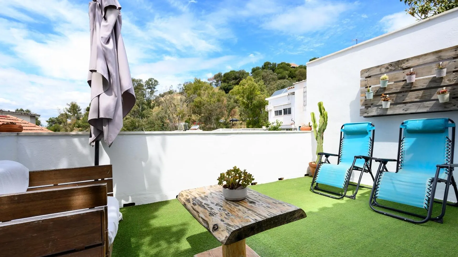 Blue Castle Guesthouse Malaga Homestay