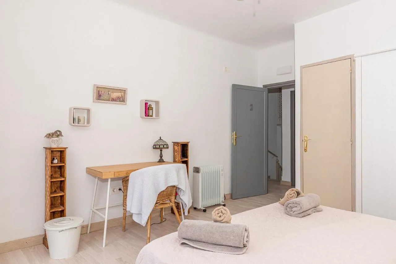 Проживание в семье Blue Castle Guesthouse Малага