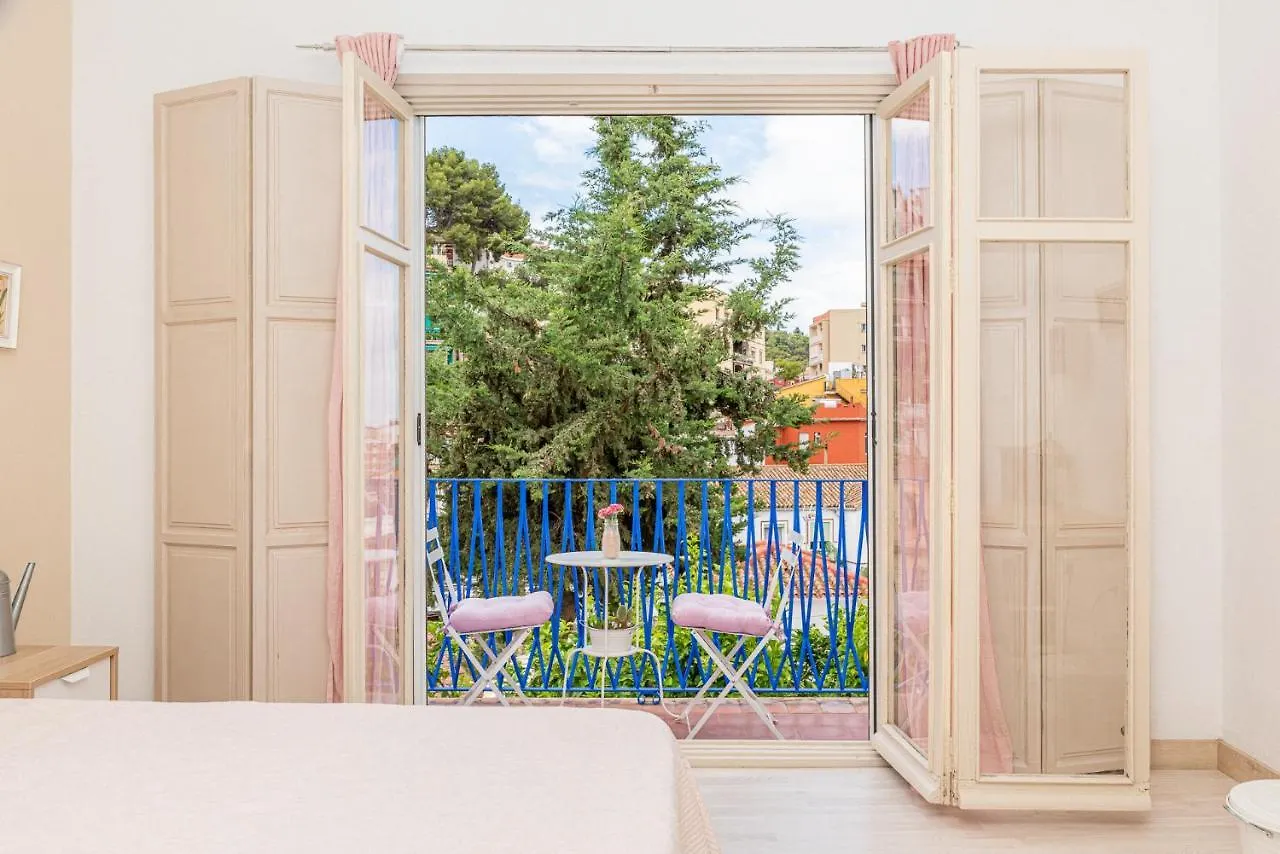 Проживание в семье Blue Castle Guesthouse Малага Испания