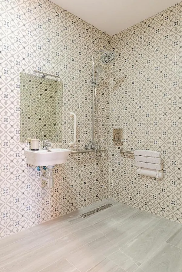 Blue Castle Guesthouse Малага