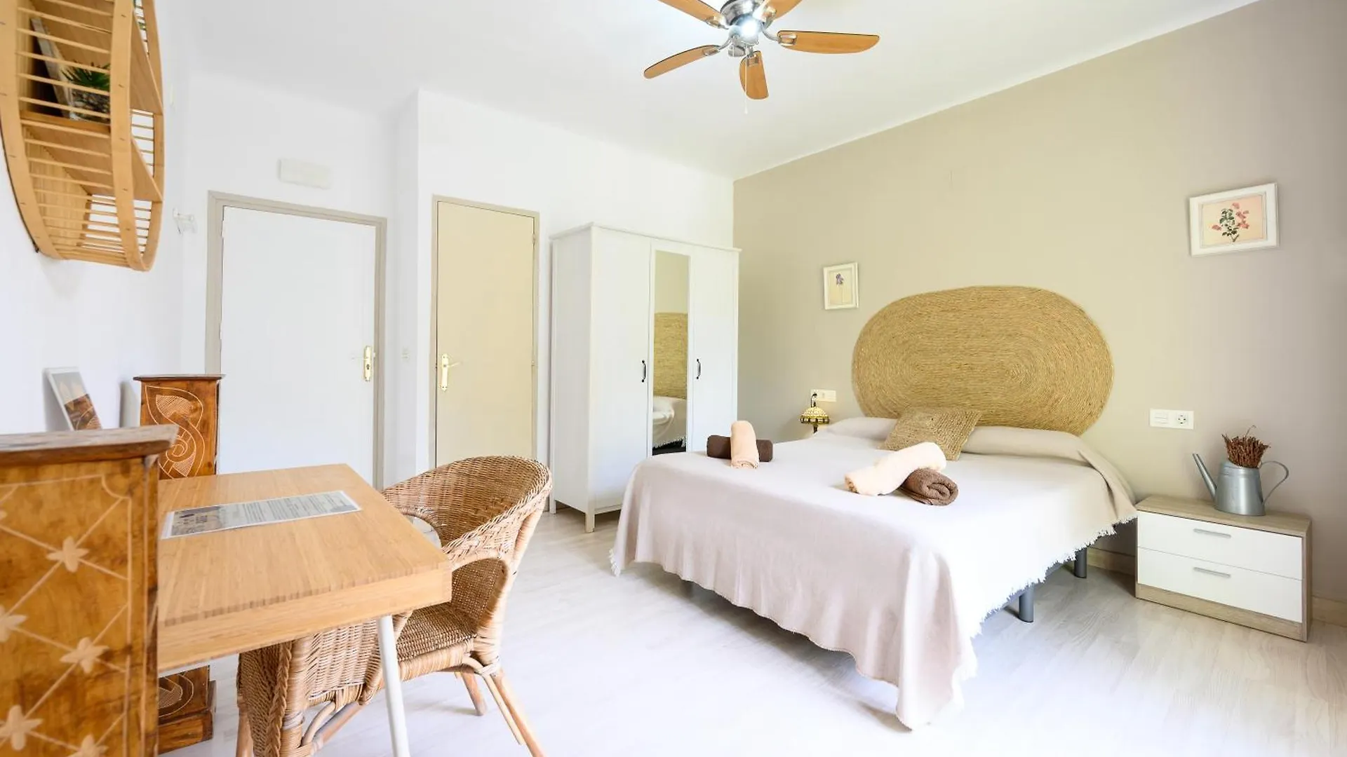 Проживание в семье Blue Castle Guesthouse Малага